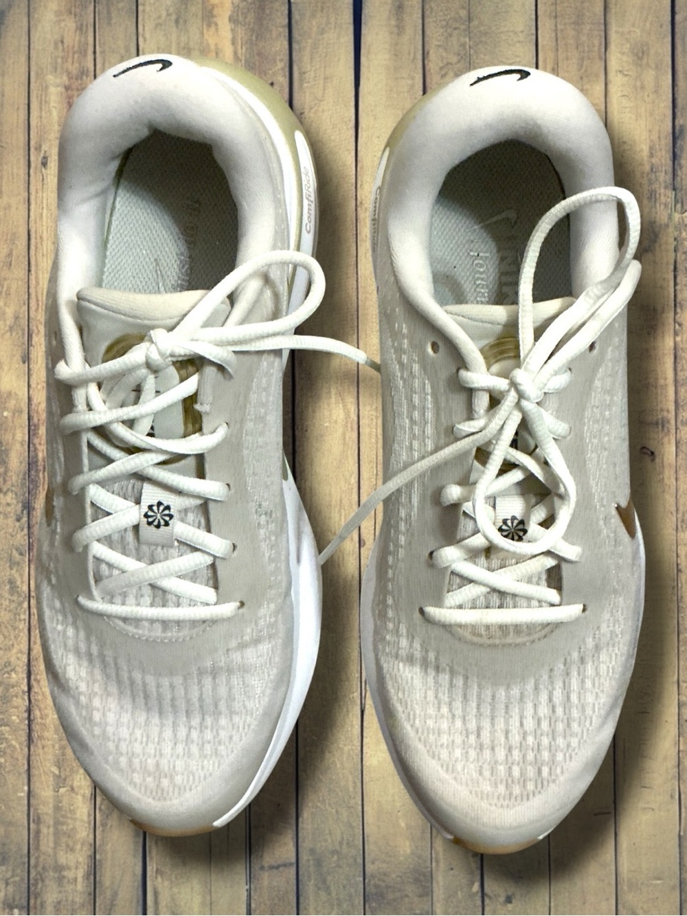 🌸Nike Journey Run women's road running shoes in a beige and gold colorway
